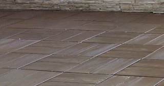 Бетонная брусчатка двора в Лесне в октябре