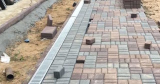 Профессиональная укладка плитки на улице в Лесне в октябре