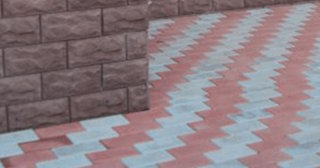 Укладка тротуарной плитки на отмостку вокруг дома в Лесне в октябре