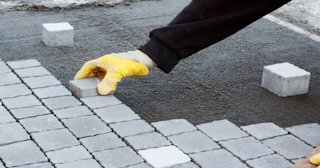 Монтаж тротуарной плитки на даче в Лесне в октябре