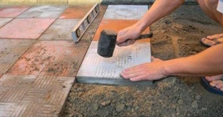 Укладка тротуарной плитки на основание в Лесне в октябре