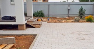 Укладка тротуарной плитки во дворе в Лесне в октябре