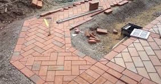 Укладка тротуарной плитки в Лесне в октябре