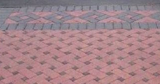 Укладка тротуарной плитки на старое бетонное основание в Лесне в октябре