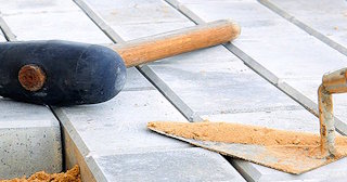 Профессиональная укладка тротуарной брусчатки в Лесне в октябре