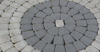 Профессиональная укладка клинкерной брусчатки в Лесне в октябре