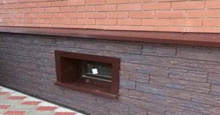 Облицовка цоколя панелями под камень в Лесне в октябре