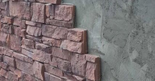 Качественная отделка цоколя фундамента снаружи в Лесне в октябре