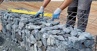 Устройство подпорной стенки из габионов в Лесне в октябре